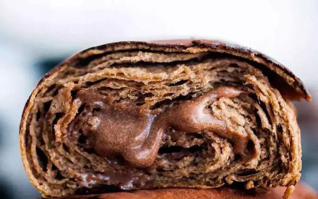 Để ăn loại bánh mì bẩn thỉu, bạn phải chấp nhận việc mặt mũi bê bết như vừa ngã úp mặt xuống bùn.