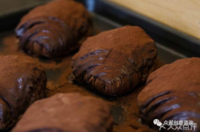 Hiện nay, có rất nhiều nhà hàng phục vụ món bánh "bẩn" này nên du khách sẽ không phải xếp hàng đợi quá lâu nữa. Ảnh: Internet.