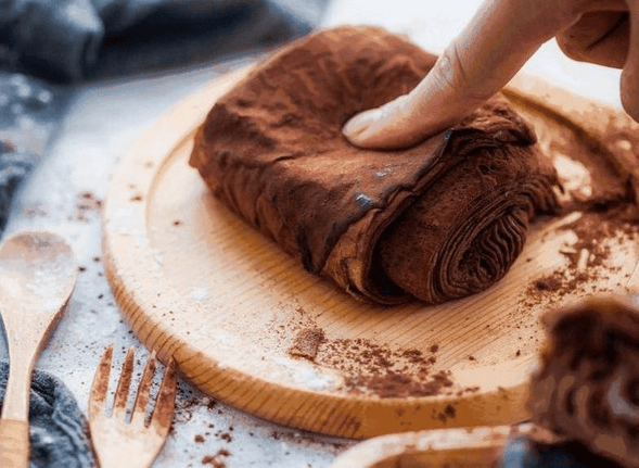 Tuy nhiên, khi ăn lớp bột bên ngoài cũng sẽ phủ quanh miệng khiến bạn trông như một đứa trẻ đang ăn vụng. Dù ăn thế nào, cẩn thận ra sao, bạn vẫn trông nhếch nhác vô cùng.