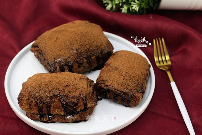 Chiếc bánh này được xuất hiện lần đầu vào năm 2017 tại khu Sanlitun ở Bắc Kinh. Vào lúc nổi tiếng nhất, người ta xếp hàng cả giờ đồng hồ để ăn được chiếc bánh "bẩn bẩn" này.