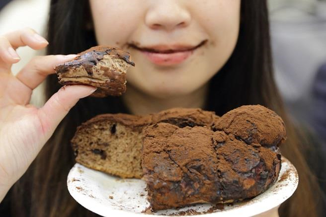 Dù bề ngoài đen xì xì nhưng khi cắn một miếng bánh, bạn sẽ cảm nhận được vị ngon ngọt ngào của lớp kem bên trong.