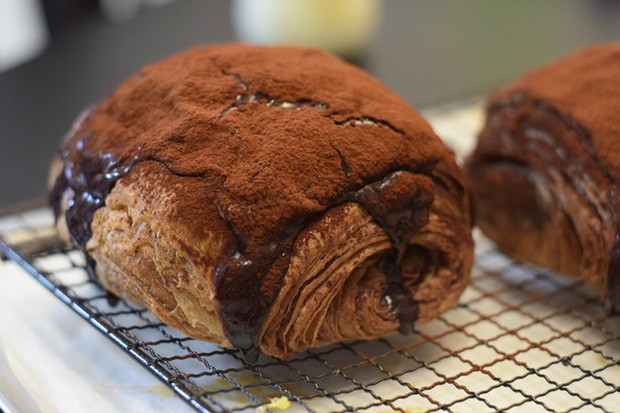 Cái tên "Zang Zang Bao" (bánh bẩn thỉu) xuất phát từ việc chiếc bánh có nhân sô cô la, lại được phủ bột cacao nên trông rất bẩn.