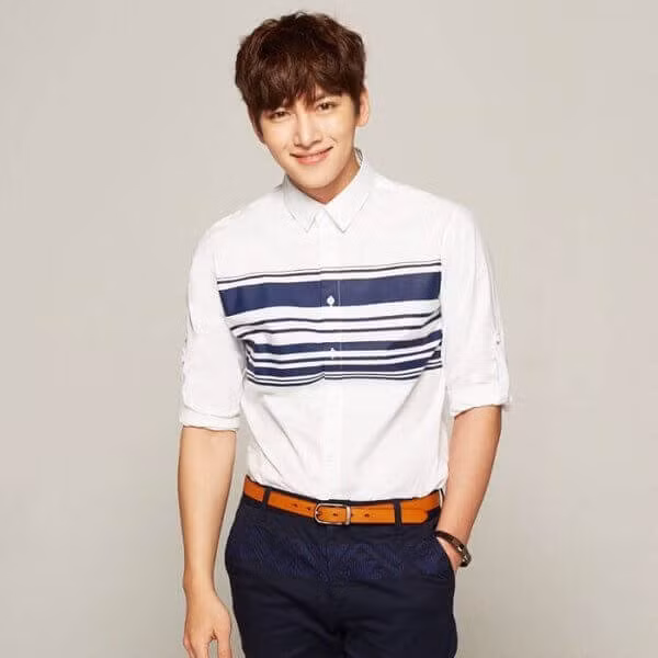 Set đồ đơn giản gồm sơ mi trắng và quần âu sơ vin cũng đủ khiến Ji Chang Wook "hút hồn" phái đẹp.
