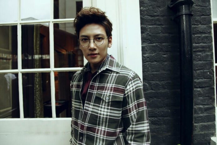 Sơ mi kẻ là trang phục không thể thiếu trong tủ đồ của nam tài tử điển trai.