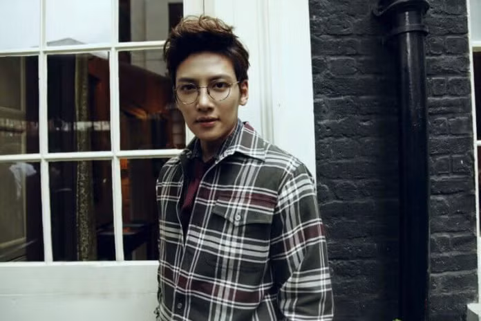 Sơ mi kẻ là trang phục không thể thiếu trong tủ đồ của nam tài tử điển trai.