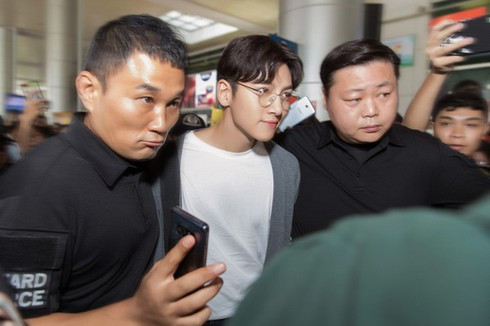 Tối ngày 10/9 BTC thông báo do khung cảnh hoảng loạn nên bắt buộc Ji Chang Wook phải về ngay khách sạn mình đang ở. Anh chỉ gặp gỡ giới truyền thông đúng 10 phút sau đó rời Việt Nam về lại Hàn Quốc như lịch trình đã xếp từ trước.