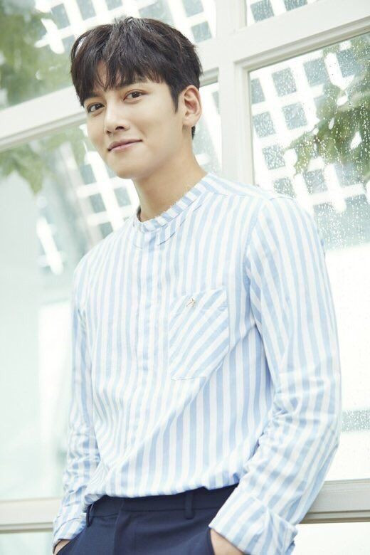 Ji Chang Wook, nam tài tử tài năng, điển trai nhất nhì showbiz Hàn vẫn luôn ghi dấu trong lòng người hâm mộ cả bởi phong cách thời trang lịch lãm, cuốn hút.