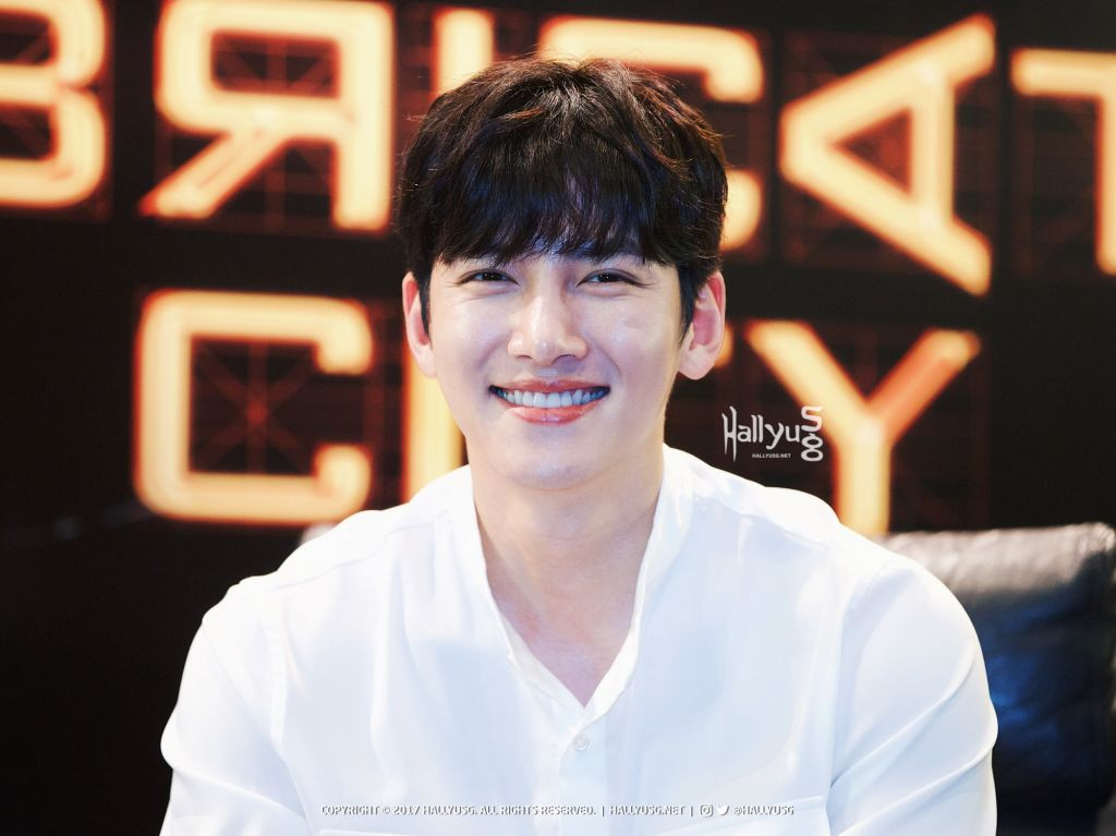 Gu ăn mặc của Ji Chang Wook đúng theo tiêu chí của đa số các mỹ nam xứ Hàn. Đó là ưu tiên những bộ đồ thể hiện sự đơn giản, năng động, trẻ trung nhưng vẫn rất phong cách và dễ kết hợp chúng với nhau.