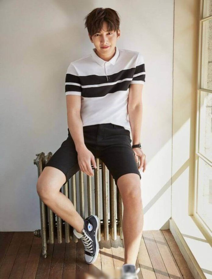 Áo thun với quần ngố là set đồ khá hợp với vóc dáng điển trai của nam diễn viên.