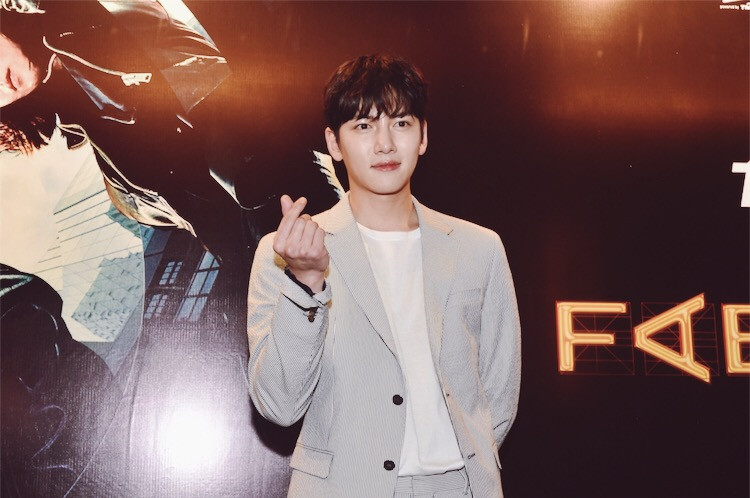 Mỗi khi xuất hiện trước công chúng, Ji Chang Wook thu hút mọi ánh nhìn với phong cách thời trang lịch lãm.