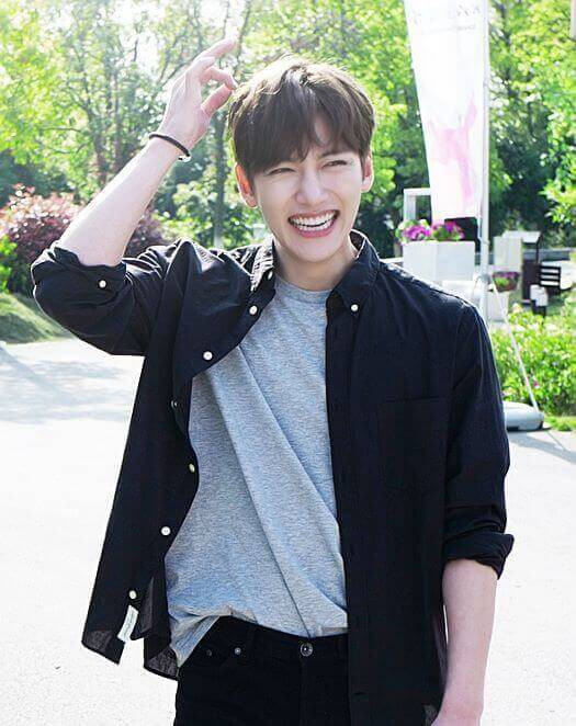 Ở ngoài đời, anh chàng phối áo phông với sơ mi khoác ngoài vừa nam tính vừa thời trang.