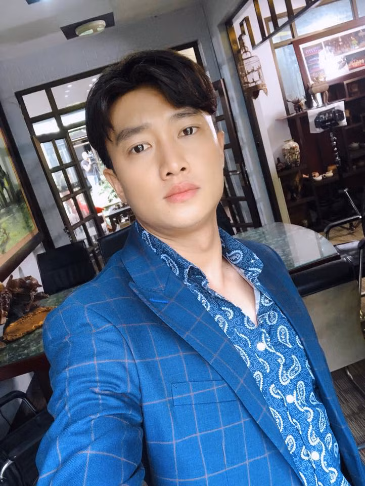 Trong phim, Vũ là một chàng công tử nhà giàu đào hoa, sát gái. Anh có phong cách thời trang vừa lịch lãm vừa lãng tử.