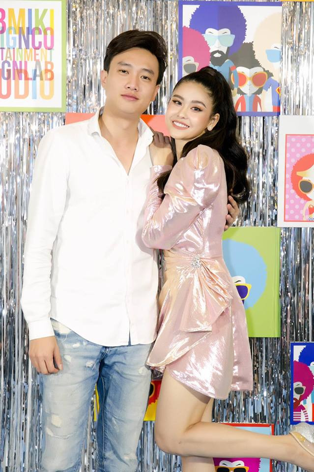 Quốc Trường mặc sơ mi trắng với quần jean rách cá tính đi sự kiện.