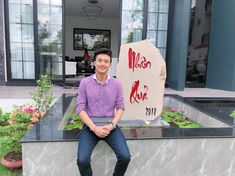 Anh thường xuyên diện sơ mi và quần jean trông rất khỏe khoắn. Ảnh: FBNV.