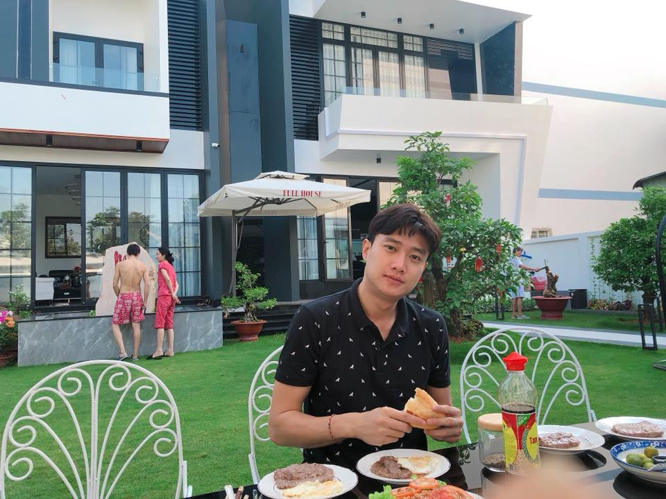 Áo phông của anh khá đa dạng về màu sắc.