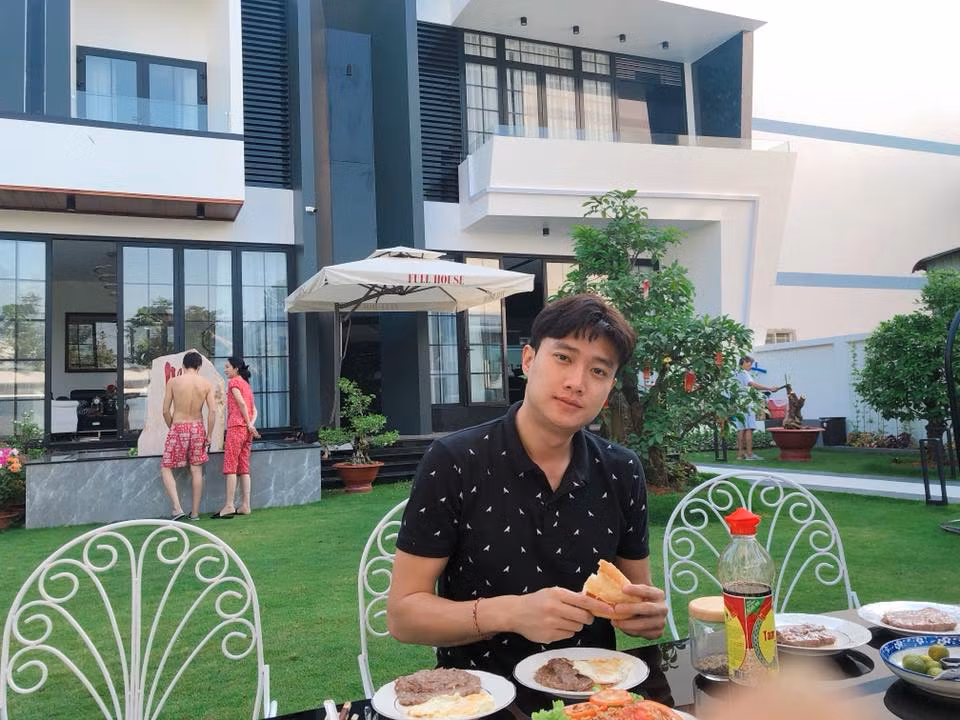 Áo phông của anh khá đa dạng về màu sắc.