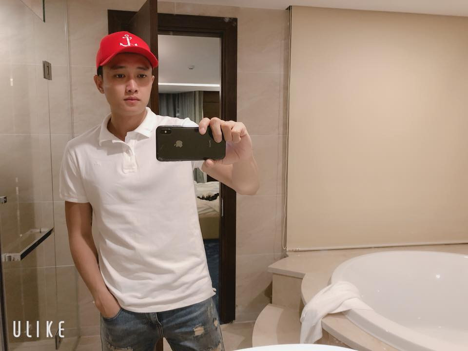 Đôi khi, anh cũng chọn áo phông trắng khỏe khoắn.