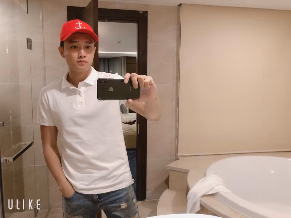 Đôi khi, anh cũng chọn áo phông trắng khỏe khoắn.