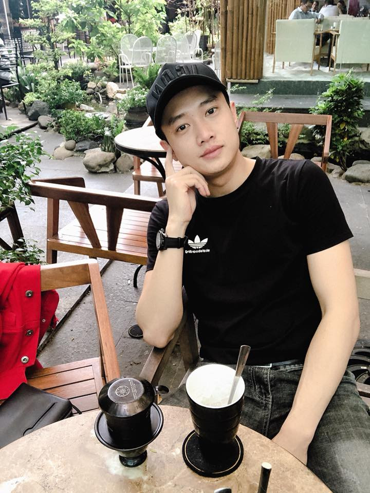 Quốc Trường phối áo phông đen với quần jean bụi bặm.