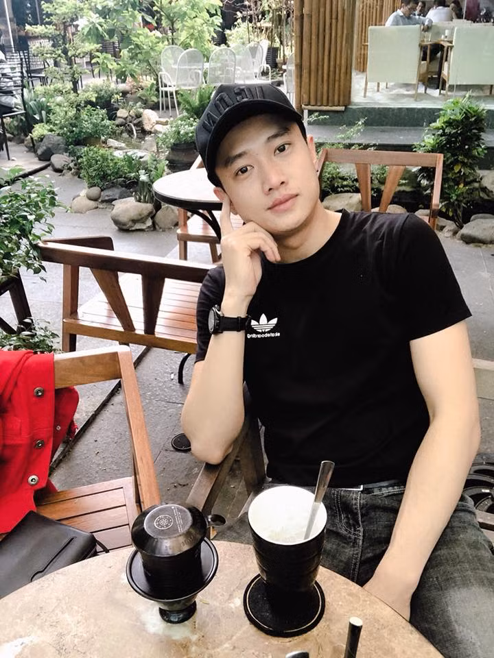 Quốc Trường phối áo phông đen với quần jean bụi bặm.