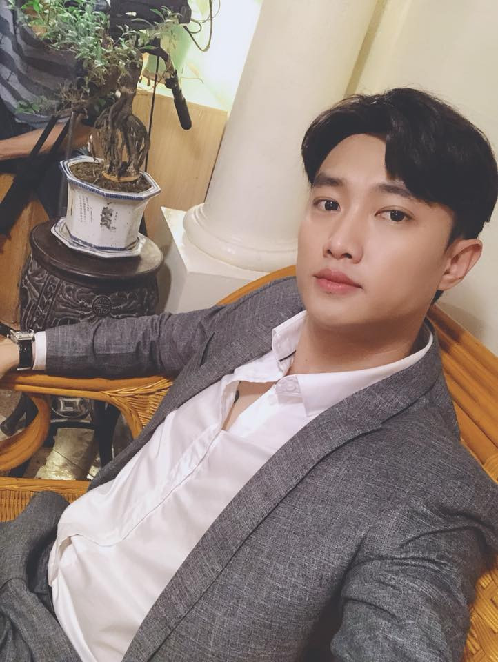 Anh chàng diện suit khá bảnh bao.