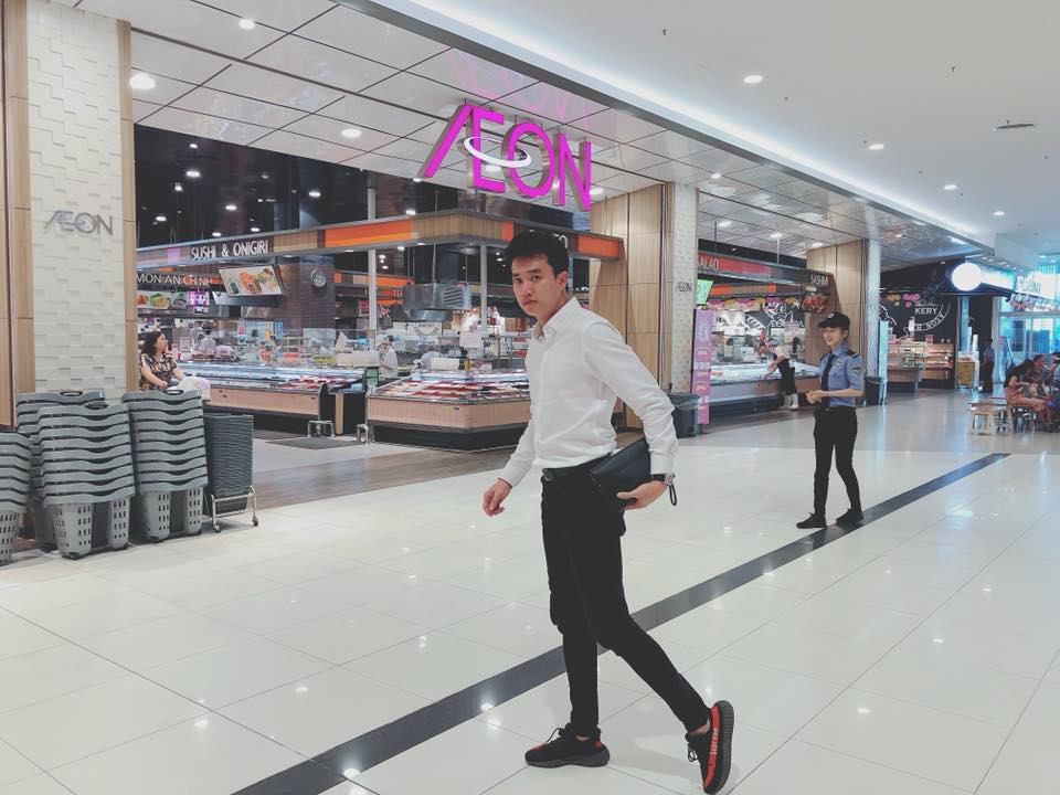 Ngoài đời, chàng diễn viên sinh năm 1988 cũng có cách ăn mặc toát lên chất lãng tử, nam tính.