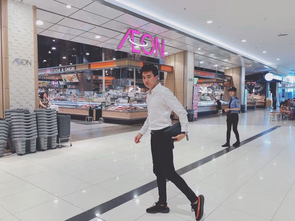 Ngoài đời, chàng diễn viên sinh năm 1988 cũng có cách ăn mặc toát lên chất lãng tử, nam tính.