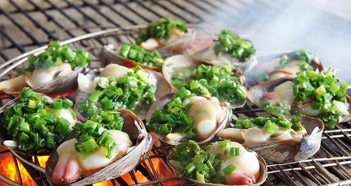 Tu hài nướng mỡ hành: Quan Lạn luôn hấp dẫn du khách bởi những món ăn hải sản tươi ngon. Một trong những món đặc sản Quan Lạn rất được du khách yêu thích chính là món tu hài nướng mỡ hành.
