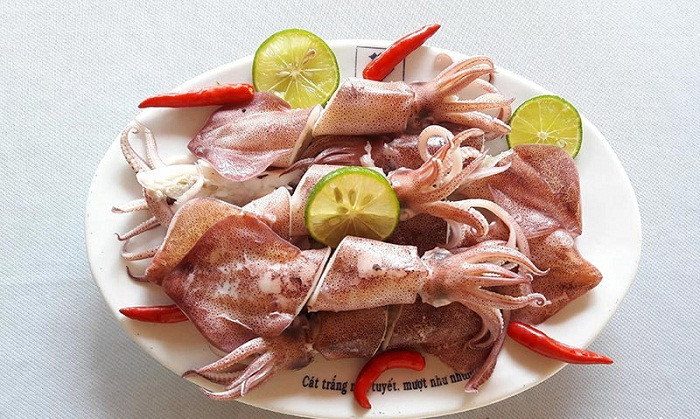 Mực hấp: Một trong những món khoái khẩu của du khách khi đến với Quan Lạn đó chính là mực hấp. Những con mực tươi roi rói được mua từ những khu chợ của người dân địa phương đem hấp chín lên với chút gừng. Khi ăn chấm cùng với tương ớt, xì dầu mù tạt hoặc đơn giản chỉ là gia vị muối chanh, mới tuyệt vời làm sao.