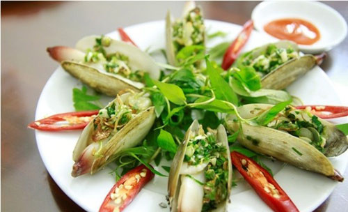 Là một đặc sản ở đảo Quan Lạn, tù hài được người dân trên đảo chế biến thành nhiều món ăn rất đa dạng và vô cùng hấp dẫn như tù hài nướng, tù hài hấp, tù hài nấu cháo…Tù hài cũng đã được nuôi thành thương phẩm nên bất cứ lúc nào bạn đến đây cũng có thể ăn được món ăn giàu chất dinh dưỡng này. Ảnh: Internet.