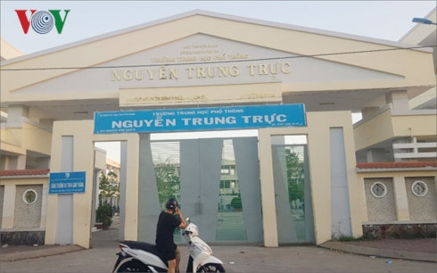 Hieu truong truong diem ky tiep nhan 11 hoc sinh dung ngay nghi huu
