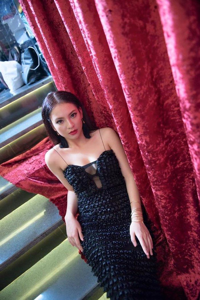 Với vóc dáng nuột nà, Phương Anh không ngại ngần diện những thiếc kế ôm sát, khoe các đường cong cơ thể.