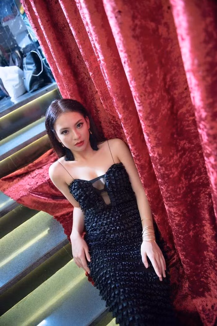 Với vóc dáng nuột nà, Phương Anh không ngại ngần diện những thiếc kế ôm sát, khoe các đường cong cơ thể.