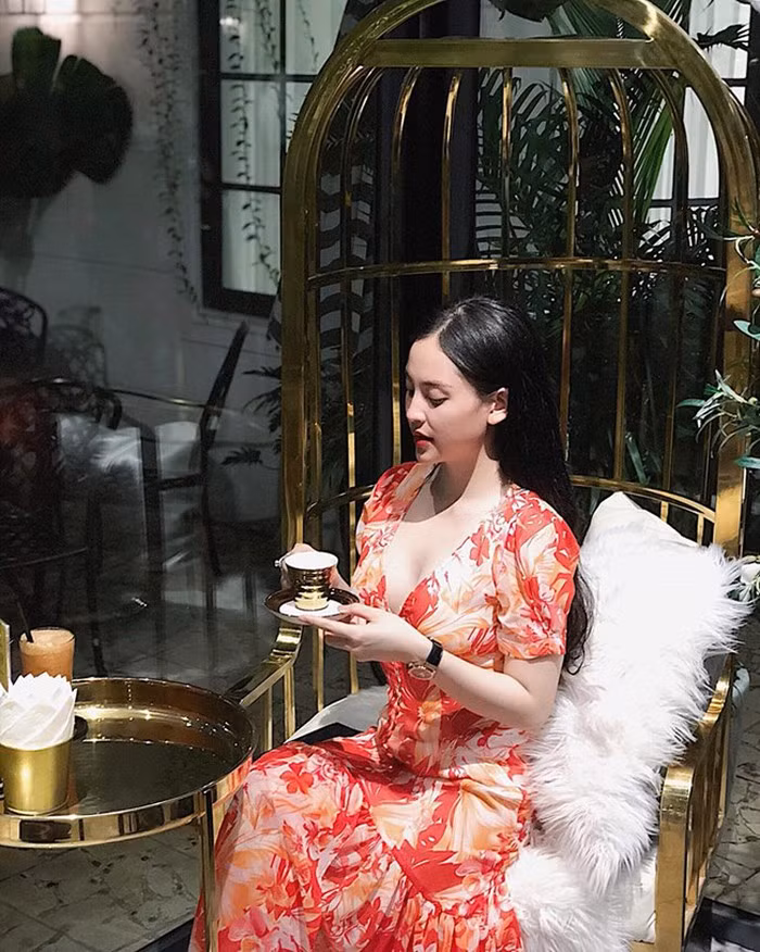 Không chỉ sinh đẹp, cô em gái 19 tuổi này còn sở hữu phong cách thời trang quyến rũ, sang chảnh.