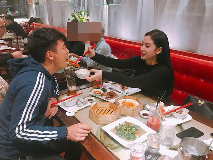 Phương Anh từng nhiều lần vào Gia Lai thăm và cổ vũ anh trai thi đấu trong thời điểm anh chàng còn chơi cho câu lạc bộ HAGL. Phương Anh xinh đẹp và gợi cảm không thua kém hot girl.