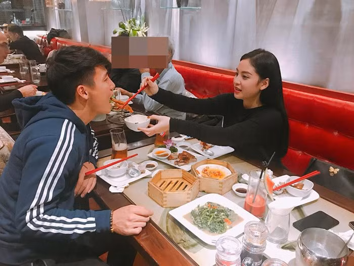 Phương Anh từng nhiều lần vào Gia Lai thăm và cổ vũ anh trai thi đấu trong thời điểm anh chàng còn chơi cho câu lạc bộ HAGL. Phương Anh xinh đẹp và gợi cảm không thua kém hot girl.