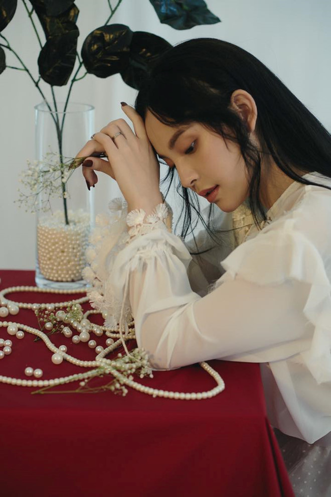 Em gái Bùi Tiến Dũng mặc áo trắng nữ tính nhưng vẫn toát lên thần thái sang chảnh.