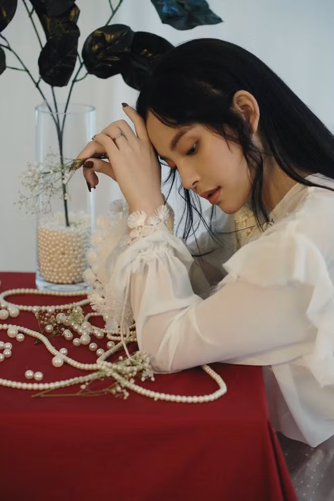 Em gái Bùi Tiến Dũng mặc áo trắng nữ tính nhưng vẫn toát lên thần thái sang chảnh.