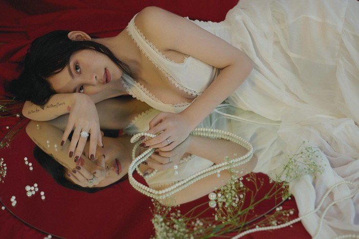 Người đẹp sinh năm 1999 mặc váy trắng khoét ngực sâu vô cùng quyến rũ.