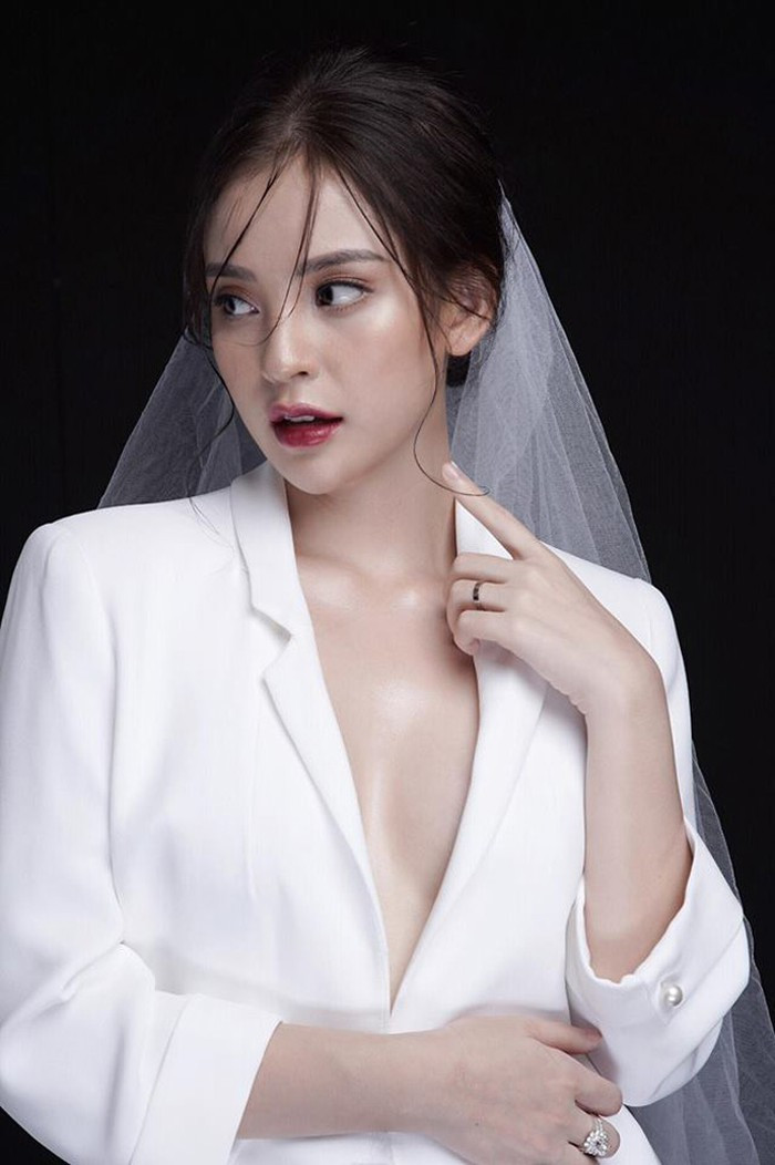 Phương Anh còn từng làm mẫu ảnh và gây ấn tượng với loạt ảnh thời trang gợi cảm.