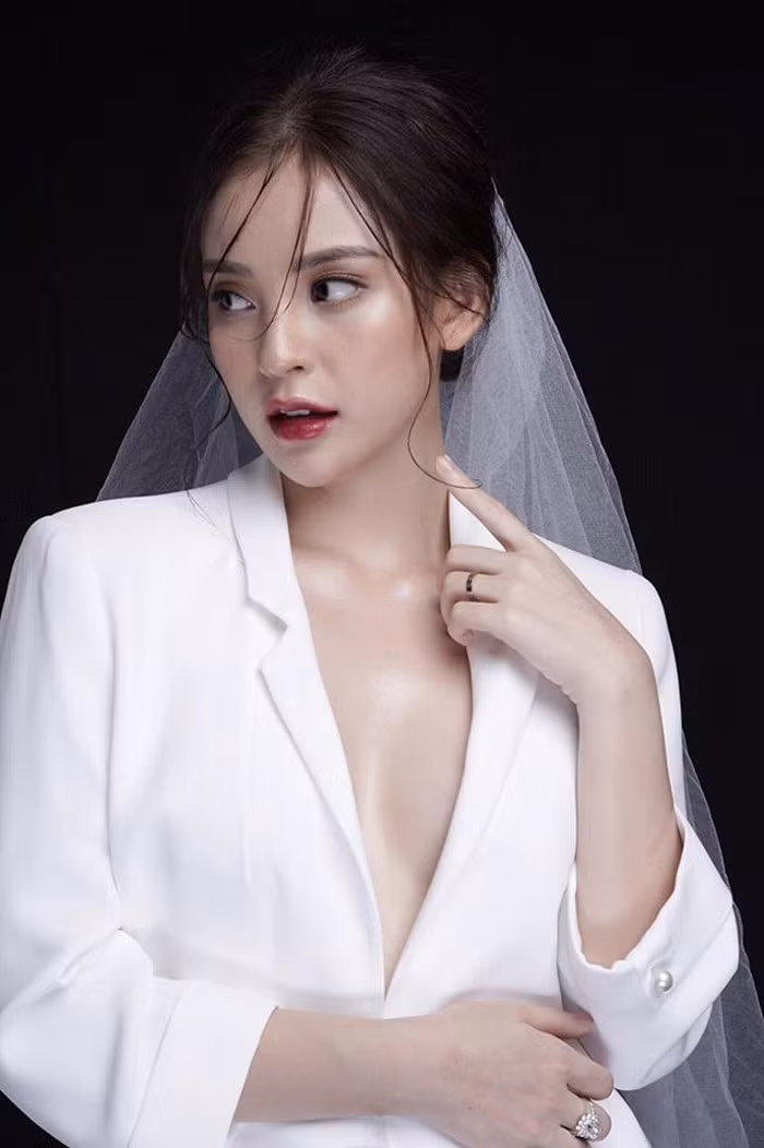 Phương Anh còn từng làm mẫu ảnh và gây ấn tượng với loạt ảnh thời trang gợi cảm.