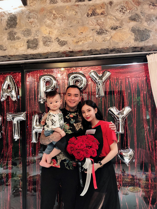 Dù mới 19 tuổi nhưng Phương Anh đã lập gia đình và có 1 con trai kháu khỉnh.