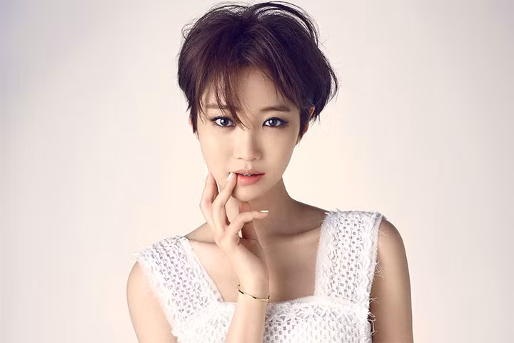 Go Jun Hee cũng là một trong những diễn viên xứ Hàn luôn giữ nét trẻ trung nhờ kiểu tóc ngắn. Dù bước sang tuổi 33 nhưng cô nàng vẫn trông như gái 20 nhờ mái tóc tém cá tính.