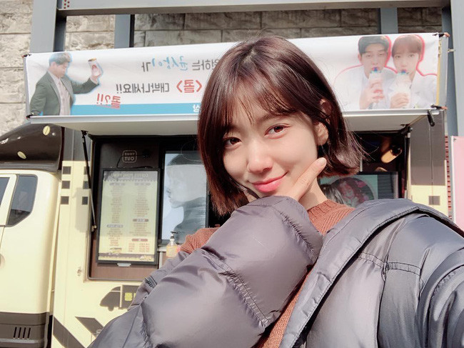 Park Shin Hye cũng từng thay đổi diện mạo bằng cách cắt tóc bob ngắn hiện đại. Mái tóc mới này lại khiến cô trở nên xinh xắn, như trẻ ra đến vài tuổi.