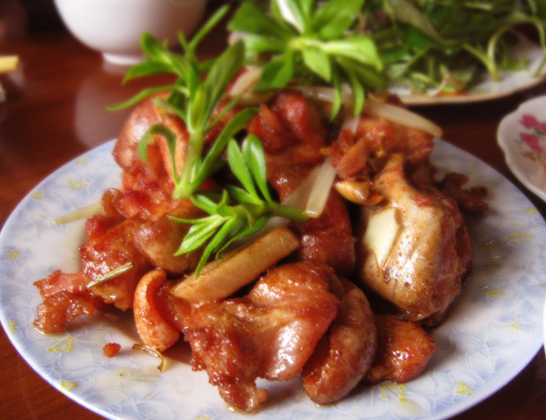 Bê chao: Đây là đặc sản Mộc Châu nổi tiếng số một. Thịt bê non được xắt thành từng miếng nhỏ, đem ướp với gia vị rồi chao qua lớp dầu sôi. Thành quả thu được là đĩa thịt bê chao vàng ươm, nghi ngút khói. Khi ăn thịt mềm, vị ngọt, không ngấy, da giòn và có mùi thơm hấp dẫn. Ảnh: Internet.