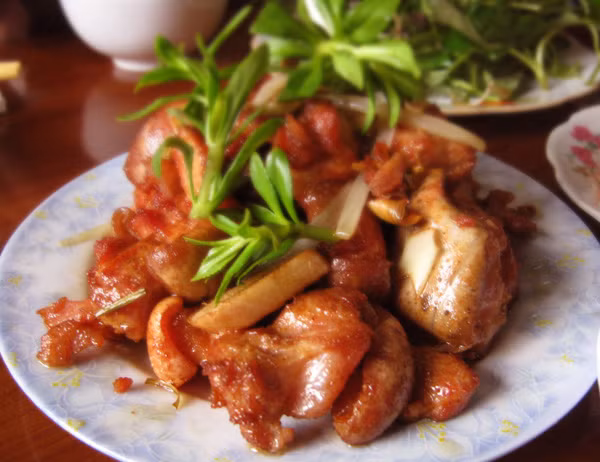 Bê chao: Đây là đặc sản Mộc Châu nổi tiếng số một. Thịt bê non được xắt thành từng miếng nhỏ, đem ướp với gia vị rồi chao qua lớp dầu sôi. Thành quả thu được là đĩa thịt bê chao vàng ươm, nghi ngút khói. Khi ăn thịt mềm, vị ngọt, không ngấy, da giòn và có mùi thơm hấp dẫn. Ảnh: Internet.