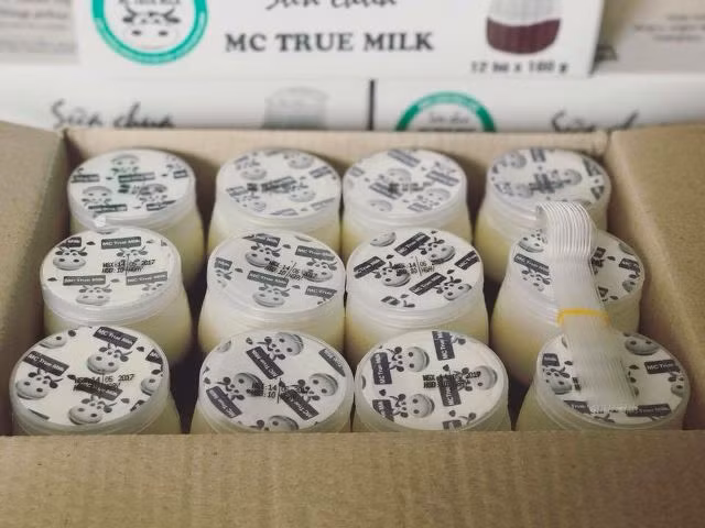 Sữa Mộc Châu: Các sản phẩm từ sữa như sữa chua, sữa tươi, váng sữa, bánh sữa… là những thứ du khách hay mua về làm quà. Mỗi sản phẩm sữa Mộc Châu đều mang hương vị đặc trưng riêng, thơm ngon, bổ dưỡng được lấy từ sữa của giống bò sữa Hà Lan trên những thảo nguyên Mộc Châu. Ảnh: dacsanmocchau.