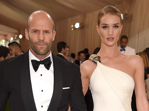 Người đẹp Rosie Huntington-Whiteley thường xuyên diện váy áo sexy mỗi khi xuất hiện cùng tài tử Jason Statham.