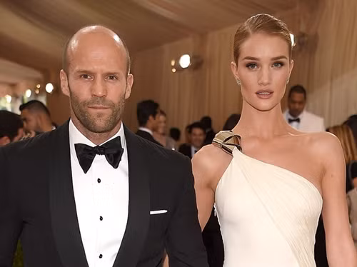 Người đẹp Rosie Huntington-Whiteley thường xuyên diện váy áo sexy mỗi khi xuất hiện cùng tài tử Jason Statham.