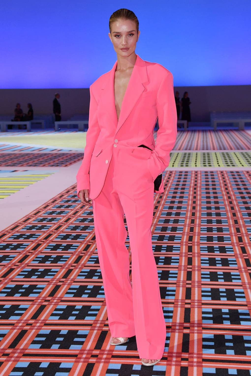 Nhờ vóc dáng gợi cảm, cô luôn tự tin diện các trang phục khoe các dường cong cơ thể.